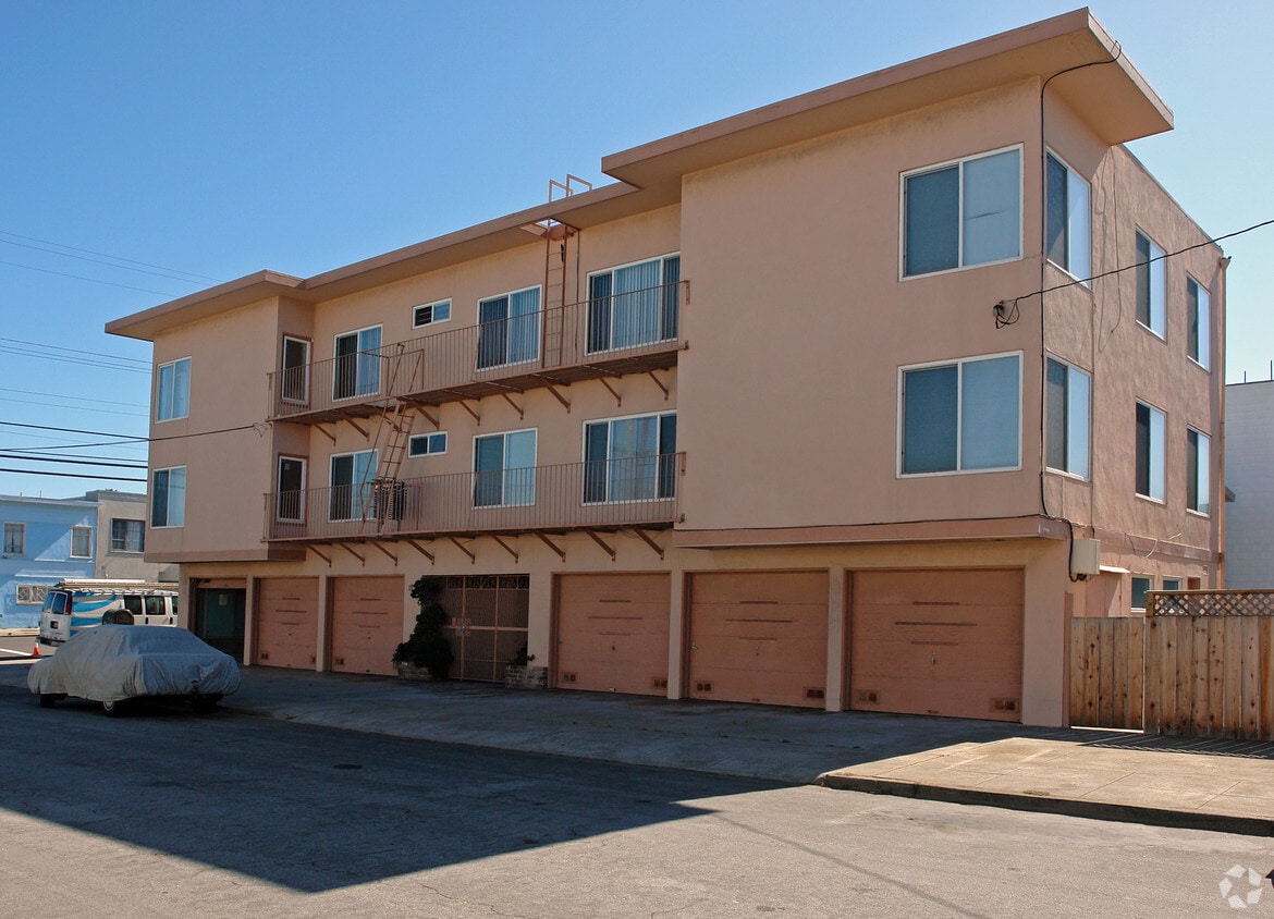 Building Photo - 2600 44th Ave