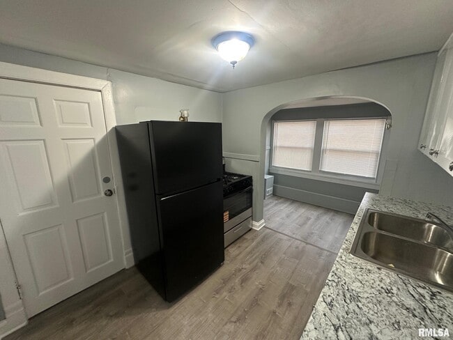 Building Photo - 1808 W Fredonia Ave