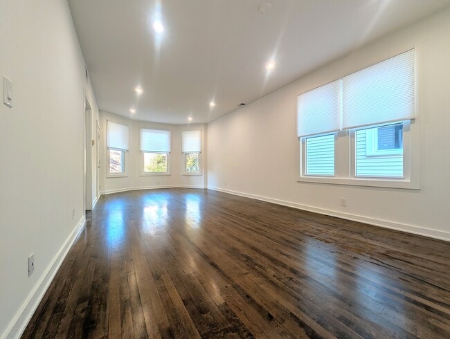 Foto del edificio - 2437 W Leland Ave