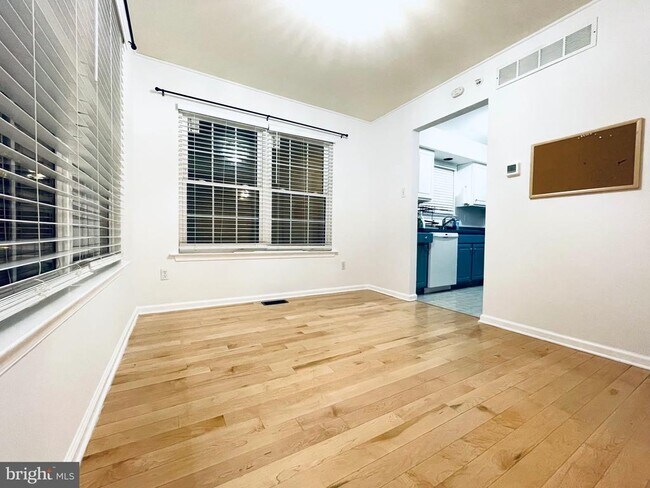 Foto del edificio - 3005 Creekside Ct