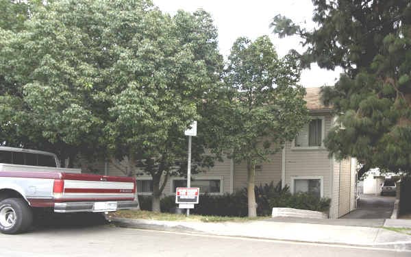 Building Photo - 5640 N Gladys Ave