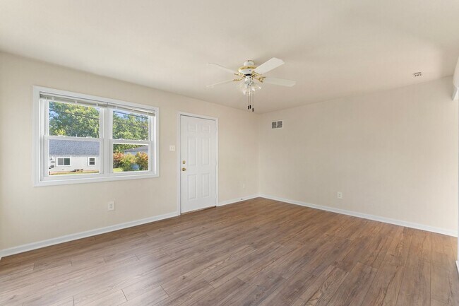 Foto del edificio - Freshly painted & new floors Cape Cod in M...