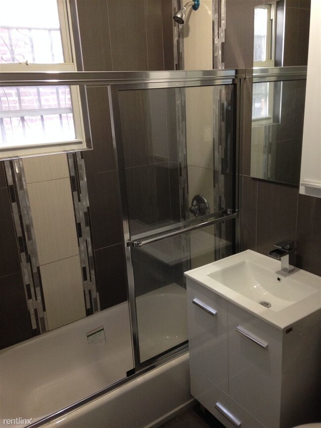 Foto del edificio - 2 br, 1 bath Apartment - 872 E New York Ave