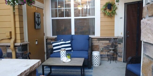 Building Photo - 2 bed/2.5 bath Townhome