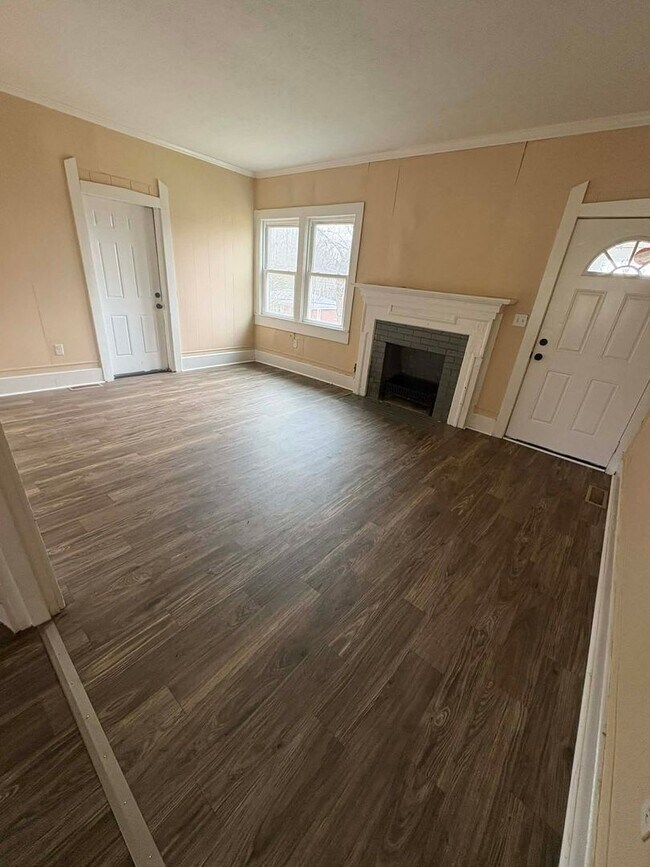 Building Photo - Clean, Cozy Home!