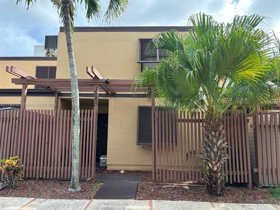 Primary Photo - 10850 S Golfview Dr