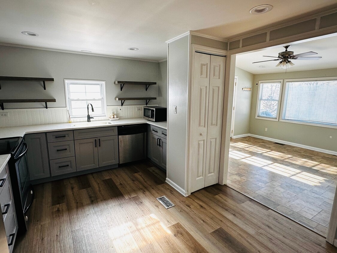 Brand new kitchen w/Quartz countertops - 5 Greenwich Dr