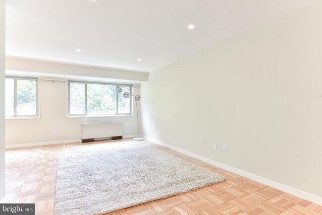 Foto del edificio - 3900 Tunlaw Rd NW