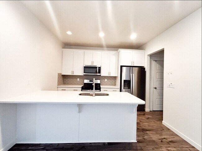 Foto del edificio - Clean, Bright, Open Town-Home in Lehi