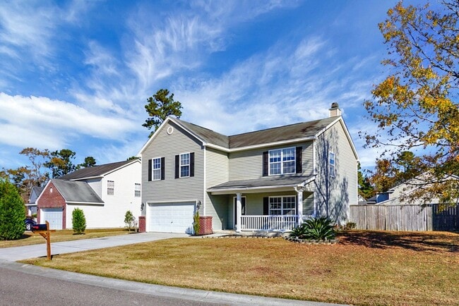 Building Photo - Spacious 4 BR, 2.5 BA Home, 2 Car Garage, ...