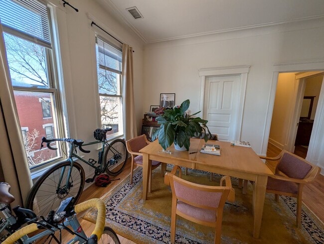 Foto del edificio - Spacious and renovated 3 BR in Wicker Park with great vintage touches!