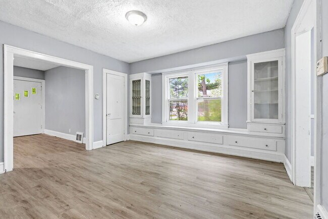 Foto del edificio - 11617 Forest Ave