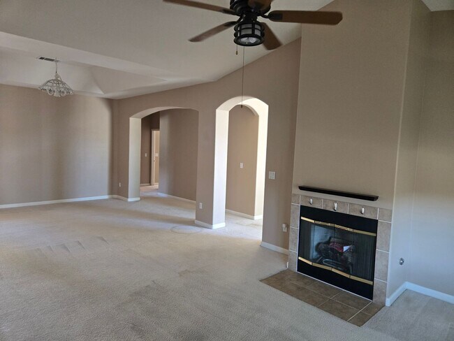 Foto del edificio - Home For Rent– Lemoore, CA