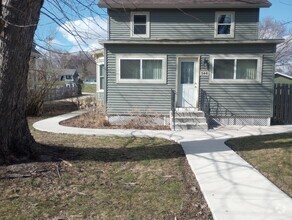 Building Photo - 544-548 E Holum St