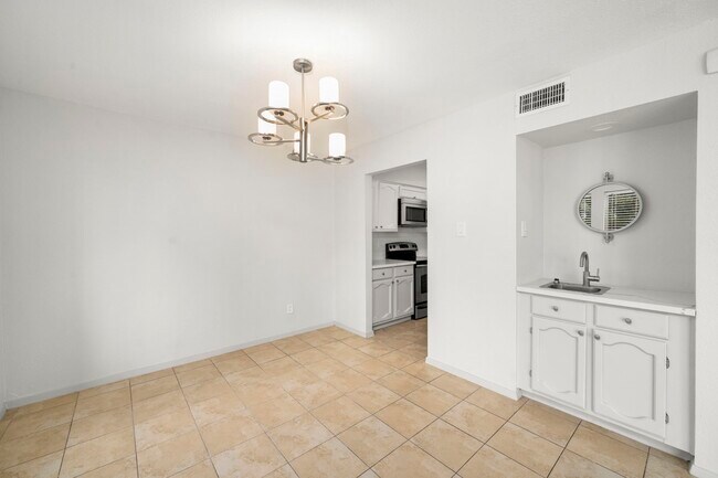 Foto del edificio - 7847 Green Lawn Dr