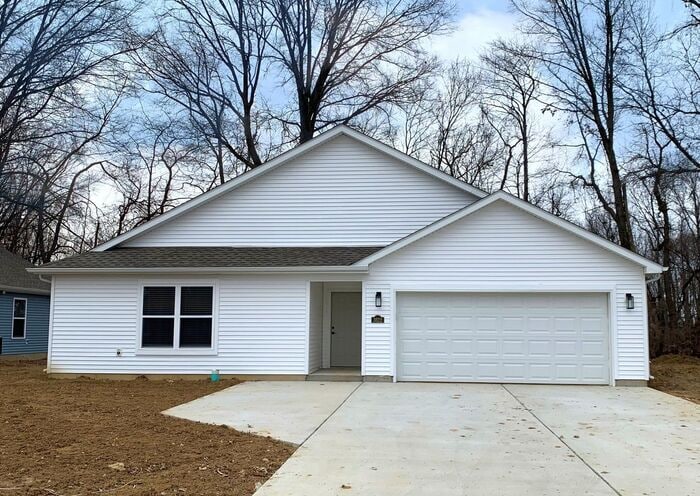Building Photo - East Side Home - 4 Bedroom, 2 Baths, 2 Car...