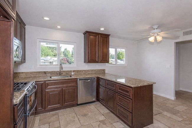 Foto del edificio - 639 Calle Tulipan