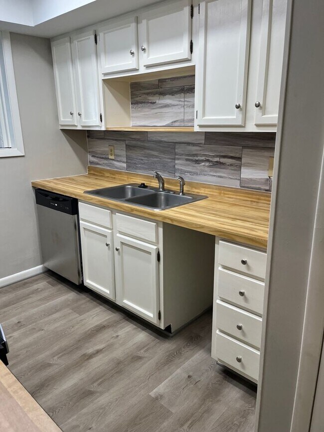 Building Photo - Knoxville 37919 - 2 bed 1.5 condo - call H...