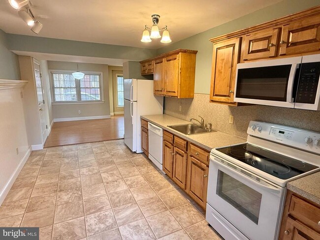 Building Photo - 101 King St