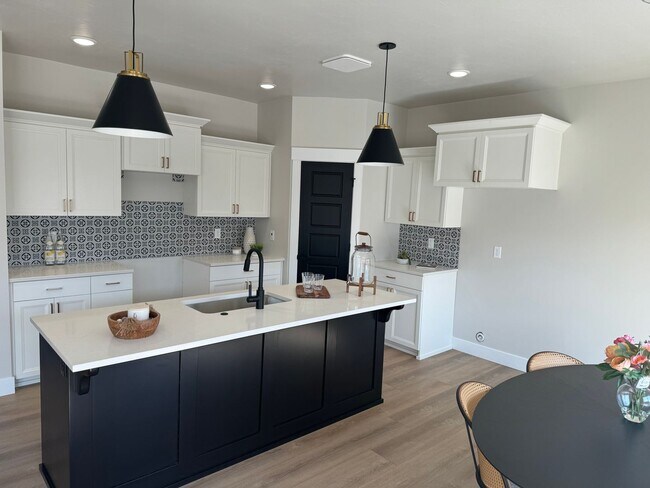 Building Photo - BEAUTIFUL 3 Bed 2 Bath Twin home in Sugar city!