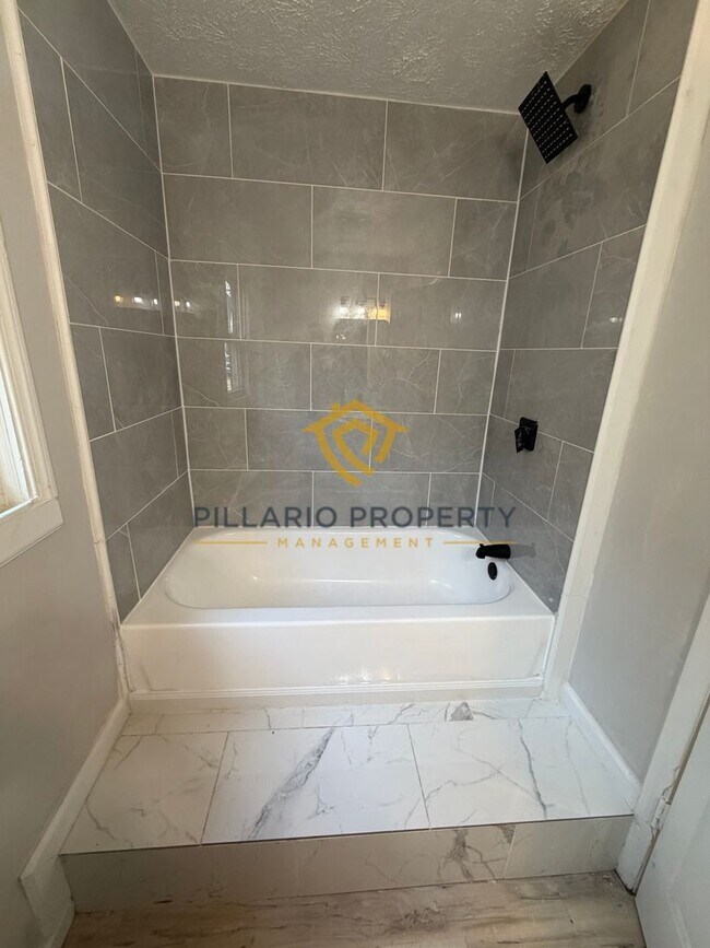 Building Photo - Freshly Renovated Home Minutes from the Airport Available NOW!