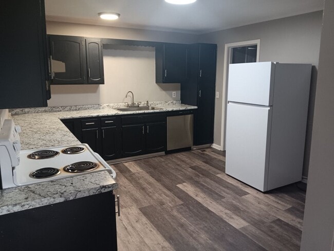 Building Photo - 3 bedroom 2 bath Single Family Home Newpor...