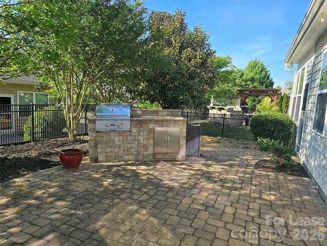 Foto del edificio - 5021 Kinross Ln