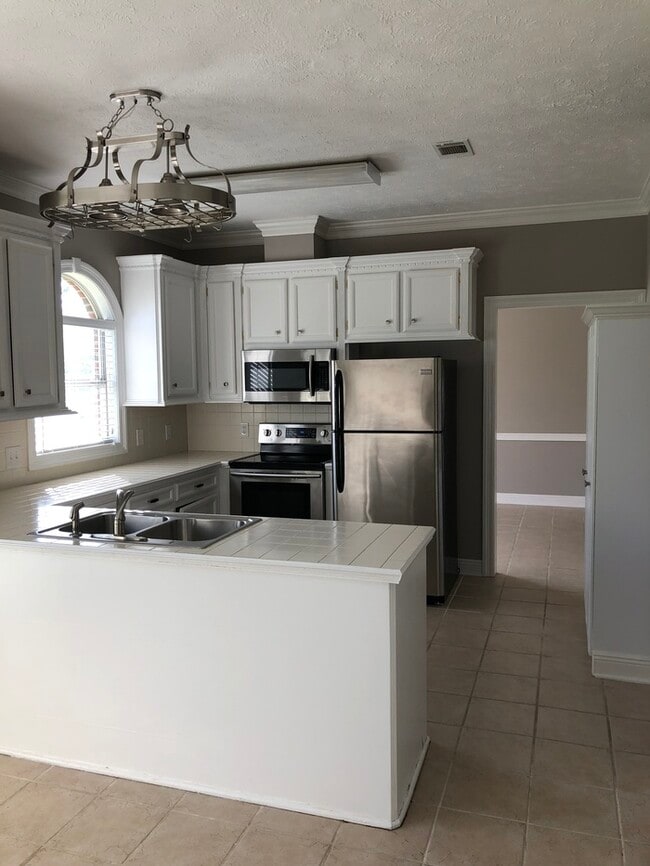 Building Photo - Beautiful 3 Bedroom with Spacious Backyard!
