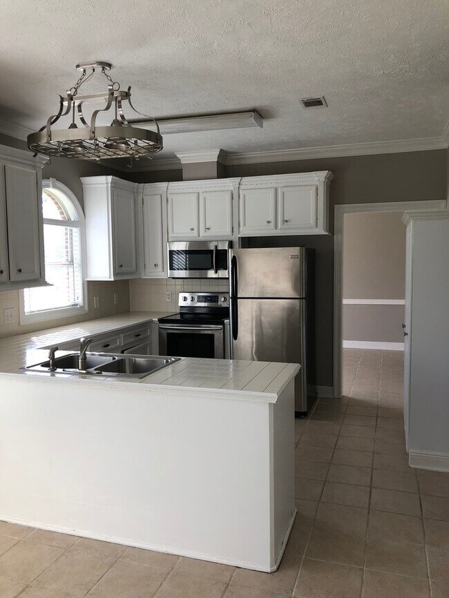 Foto del edificio - Beautiful 3 Bedroom with Spacious Backyard!