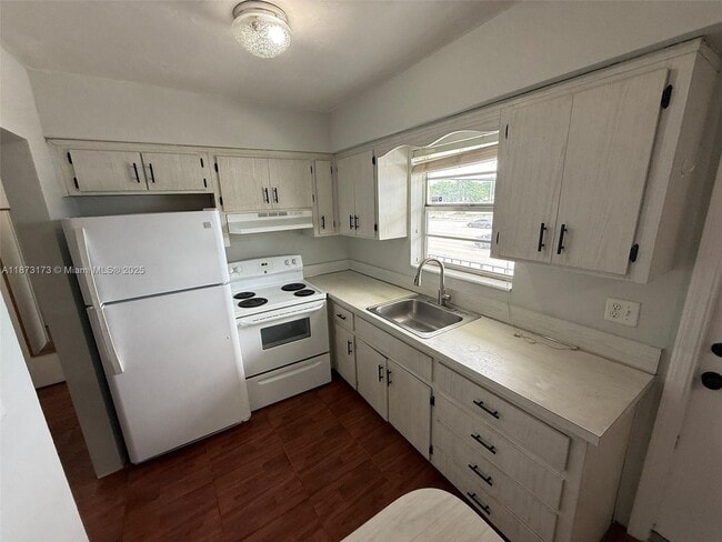 Foto del edificio - 7401 Pines Blvd