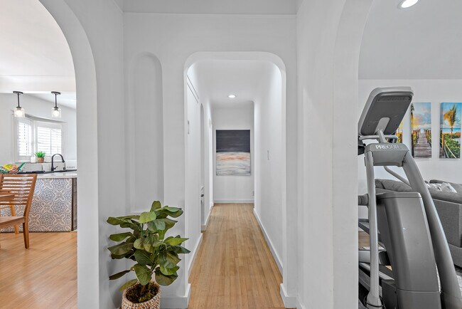 Building Photo - 8331 Bleriot Ave
