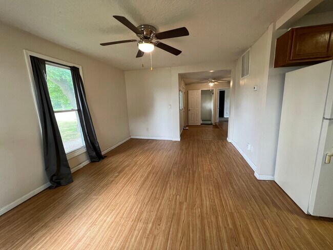 Living Room - 460 N Cochran Ave