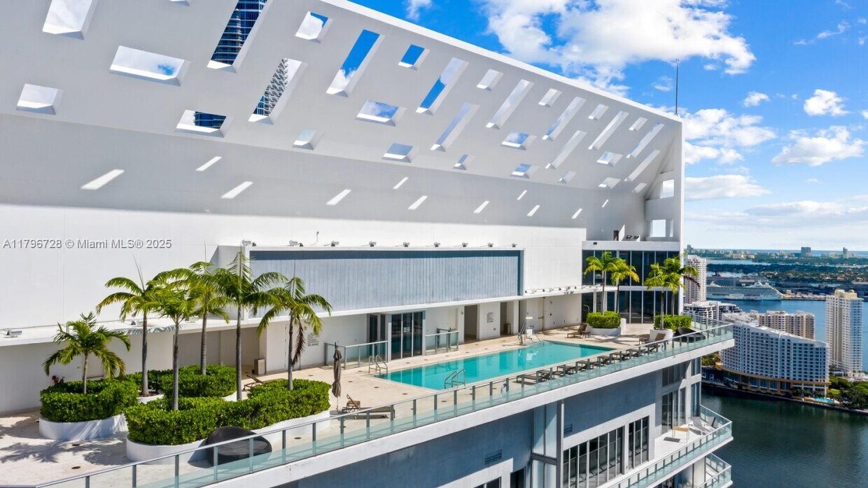 Primary Photo - 1300 Brickell Bay Dr