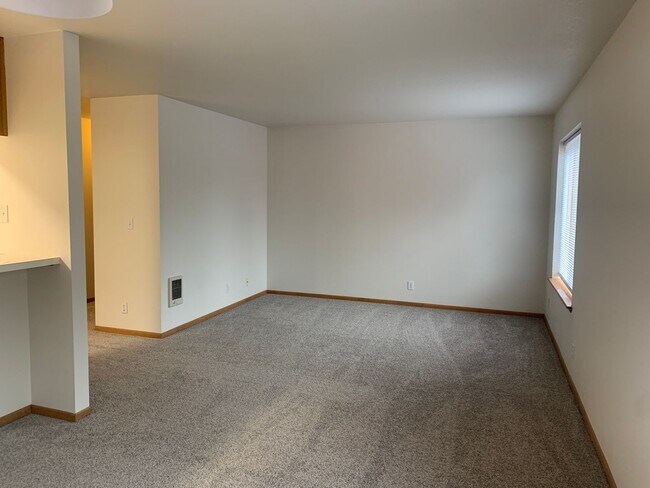 Building Photo - NE Bend Apartment Available 6/15