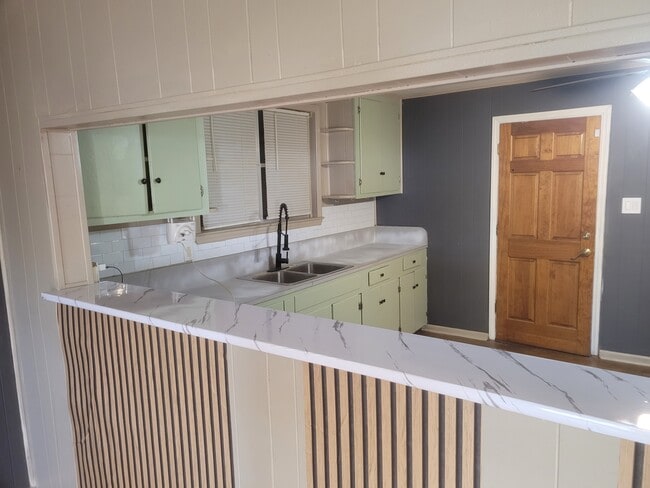 Building Photo - 536 Devine St