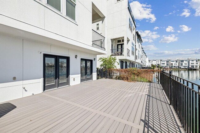 Foto del edificio - 2122 Lakeshore Edge Dr