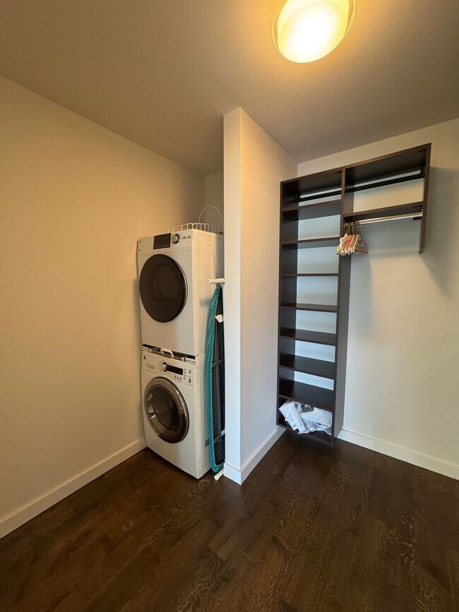 Foto del edificio - Modern 2 bed 2 bath townhome in Eastlake with panoramic view of Lake Union