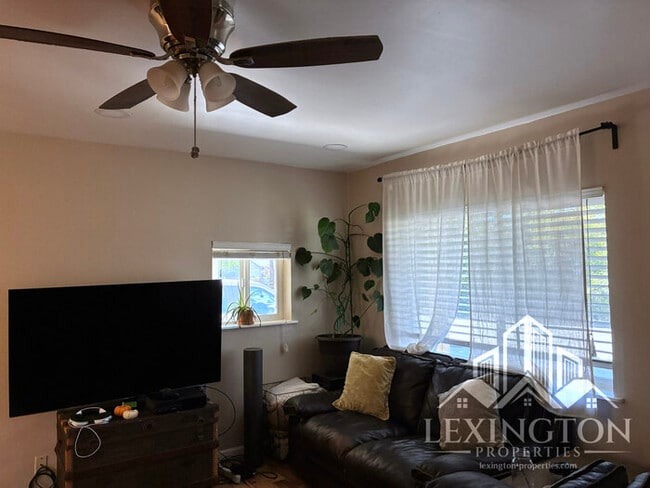 Building Photo - Lovely, 3BD/1BA Home, in Carmichael Neighb...