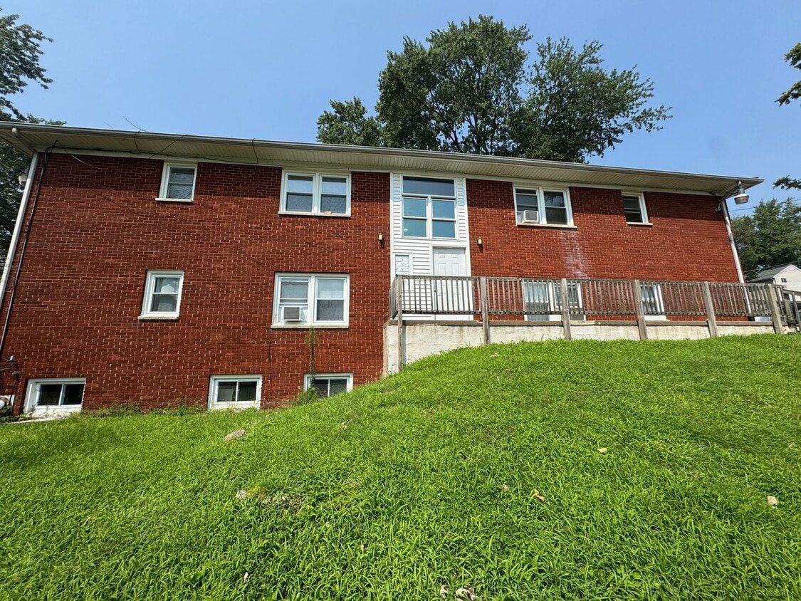 Primary Photo - 13th Ave Moline Apartments