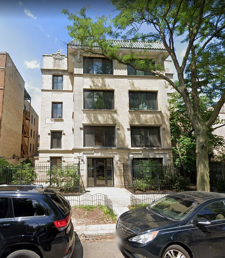 Primary Photo - 900 W Ainslie St