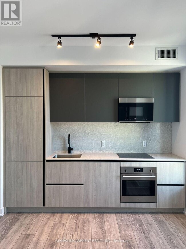 Building Photo - 108 Peter St