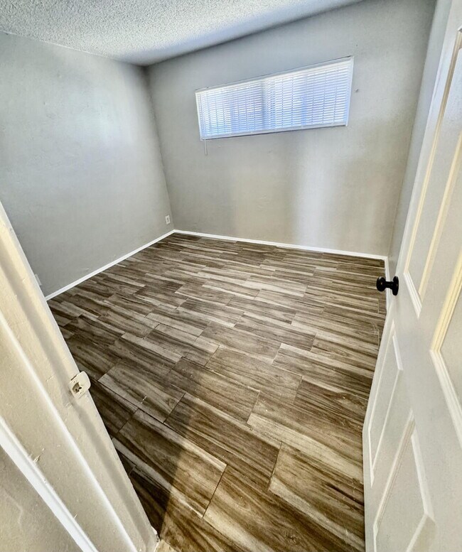 Building Photo - Fresh, Comfortable & Easy to Show!