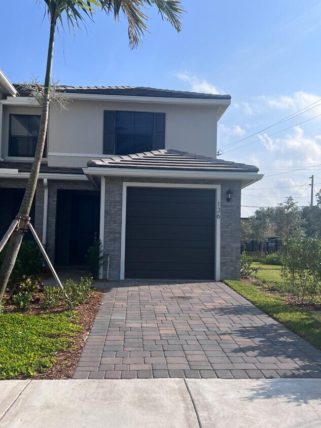 Foto principal - 136 SE 5th Ct