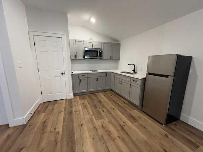 Building Photo - 224 Everton St