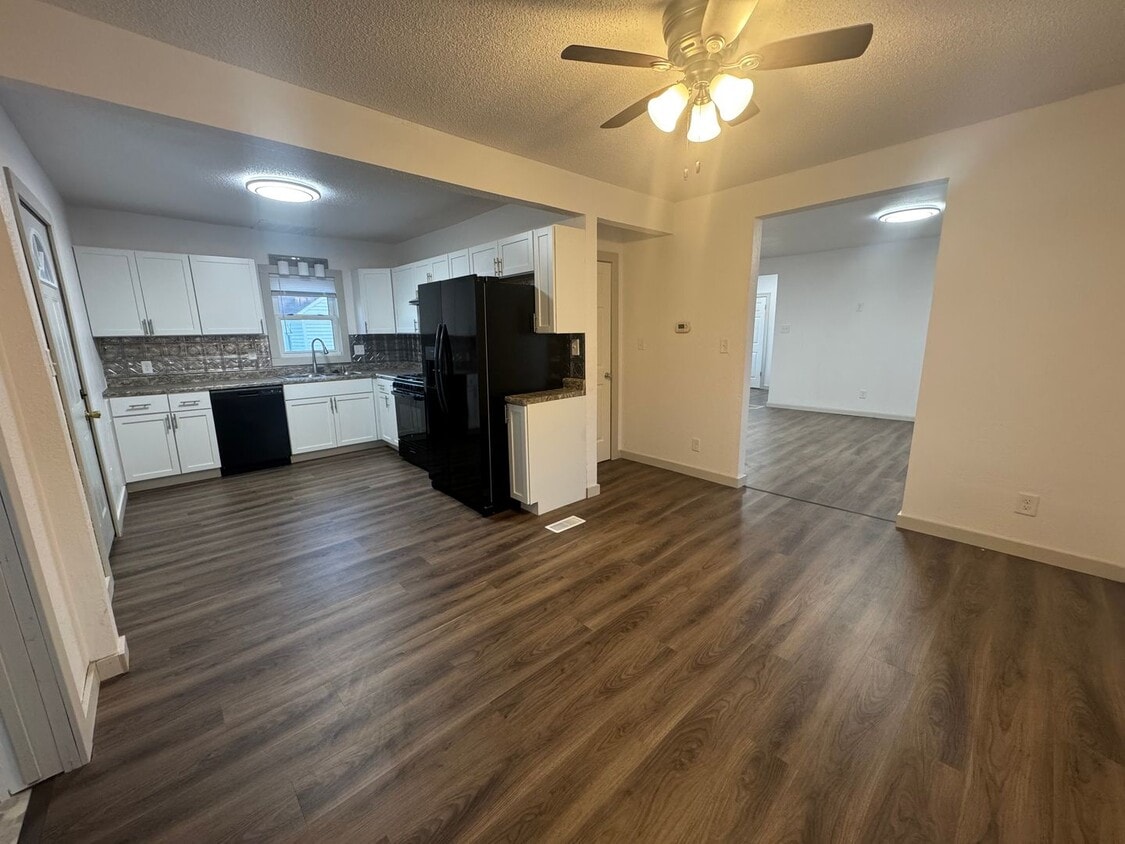 Foto principal - NEW LISTING: Remodeled 4 Bed 2 Bath