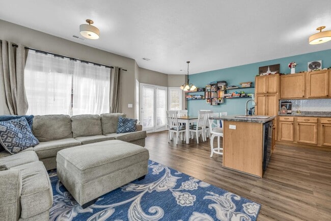 Building Photo - 1503 N August Dr