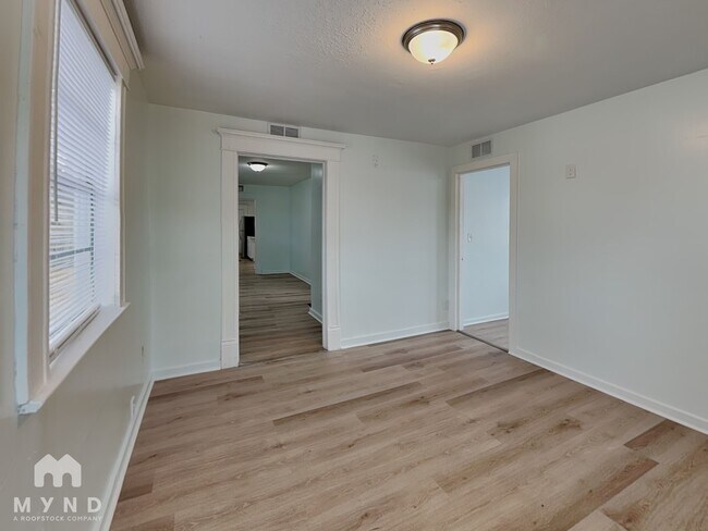 Foto del edificio - 2184 W 45th St