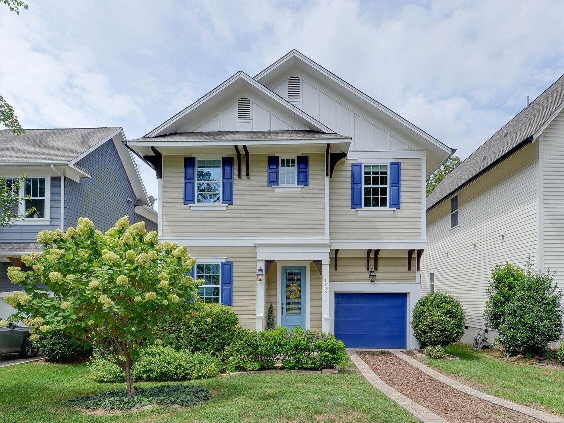 Foto principal - Stunning single family home so close to it...