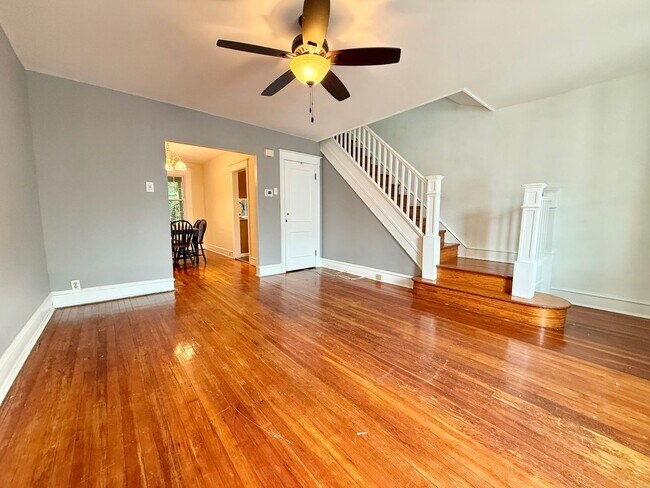 Building Photo - Charming 3-Bedroom Rowhome with Front and ...