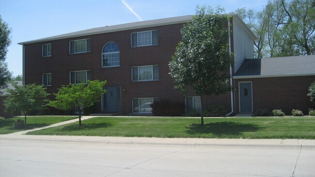 well maintained building - 203 S 16th St
